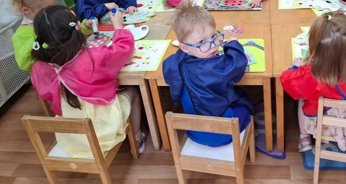 Дети выполняют творческое задание в группе детского сада