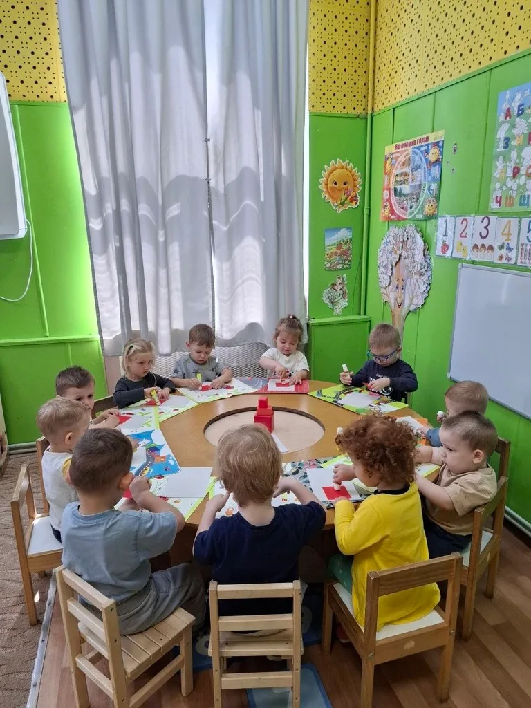 Дети занимаются творчеством за круглым столом в группе Химки