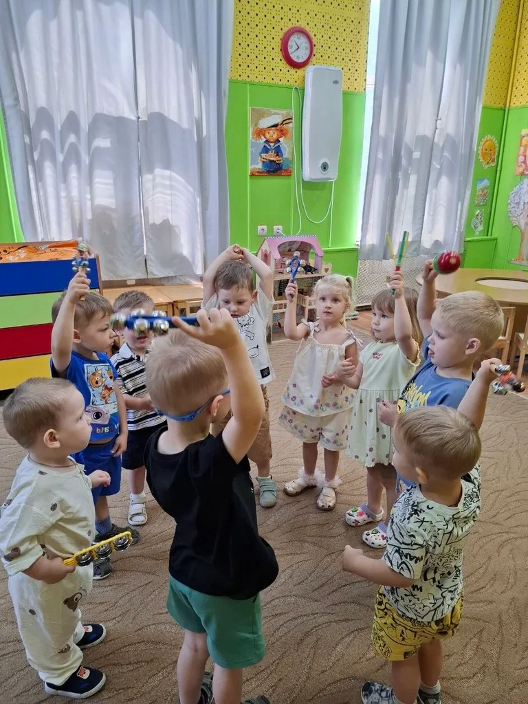 Дети играют на музыкальных инструментах в группе Химки
