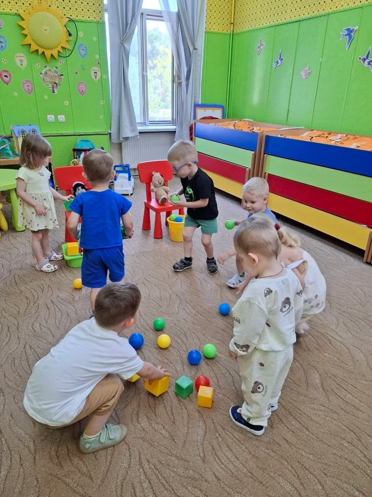 Дети играют с мячами и кубиками в игровой комнате Химки