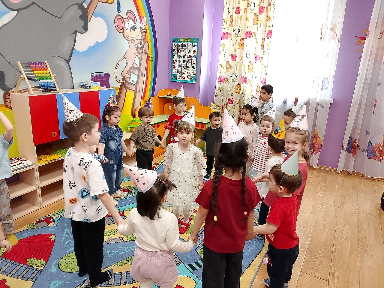 Групповая игра в комнате детского сада