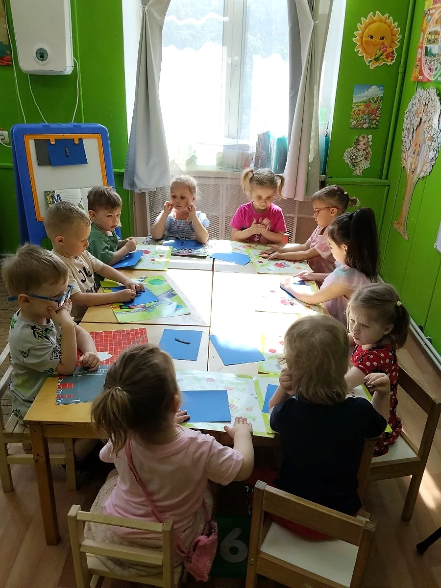 Дети занимаются за общим столом