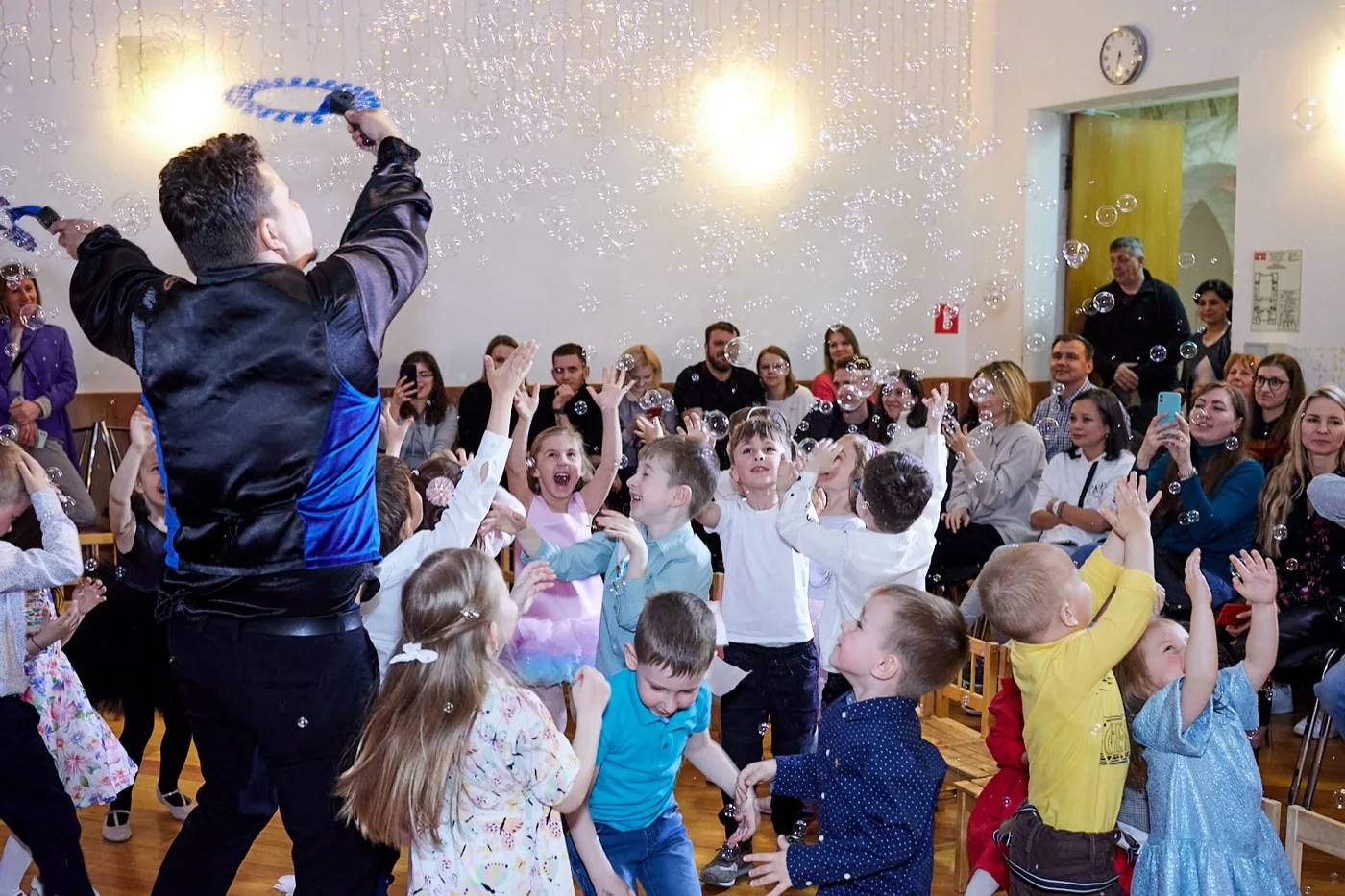 Дети на празднике с ведущим